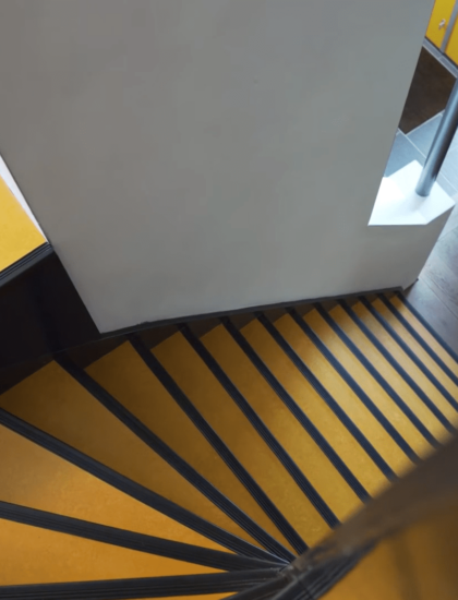 Linoleum vloer op de trap